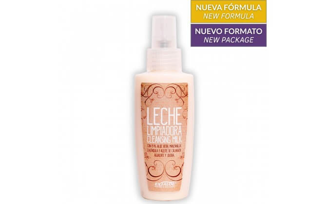 Botella de spray con etiqueta “Leche limpiadora” y texto “Nueva fórmula” sobre fondo blanco.