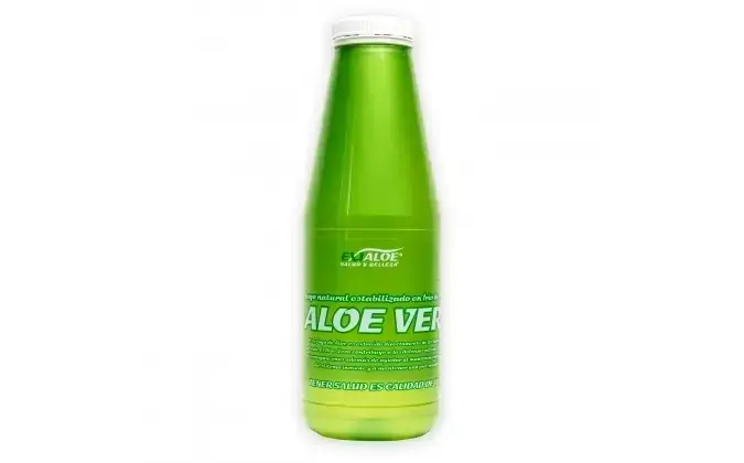 Botella verde de aloe vera con tapa blanca, etiqueta frontal y fondo blanco.