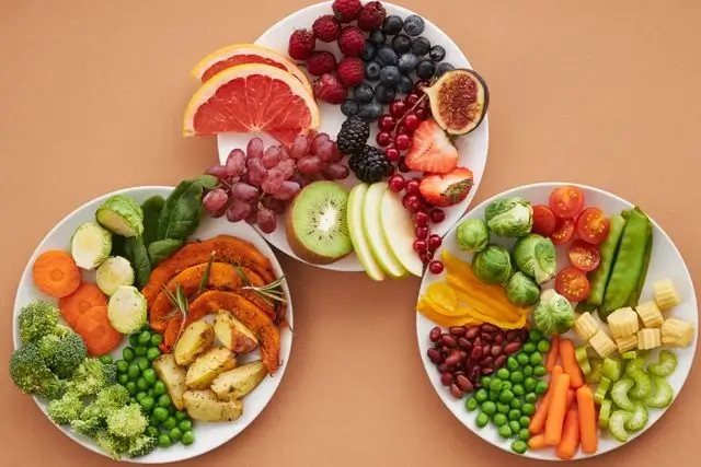 Tres platos con frutas y verduras frescas, incluyendo cítricos, bayas, zanahorias, brócoli y pepino.